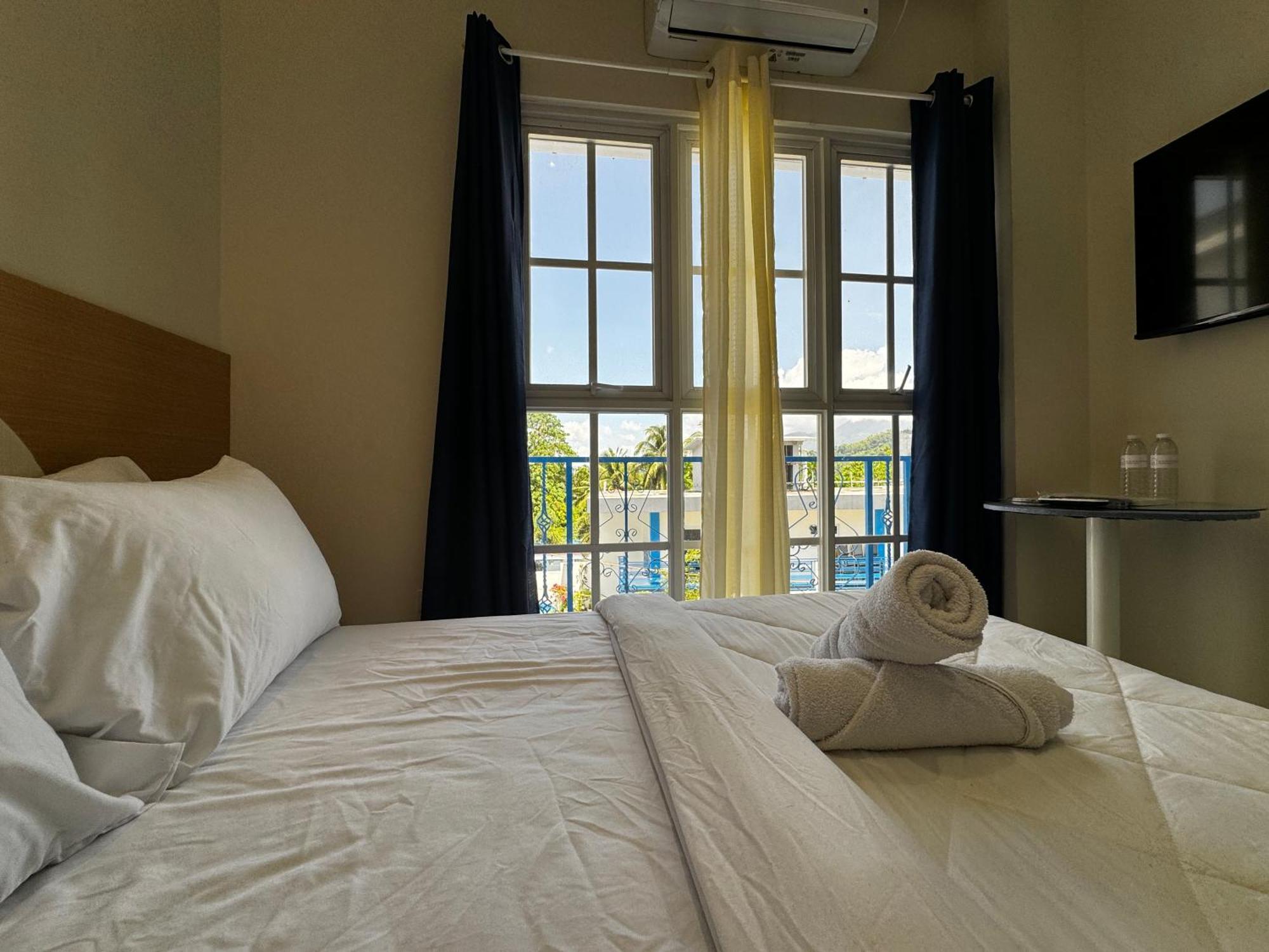 Bernese Resort Hotel Powered By Cocotel Ligao Oda fotoğraf